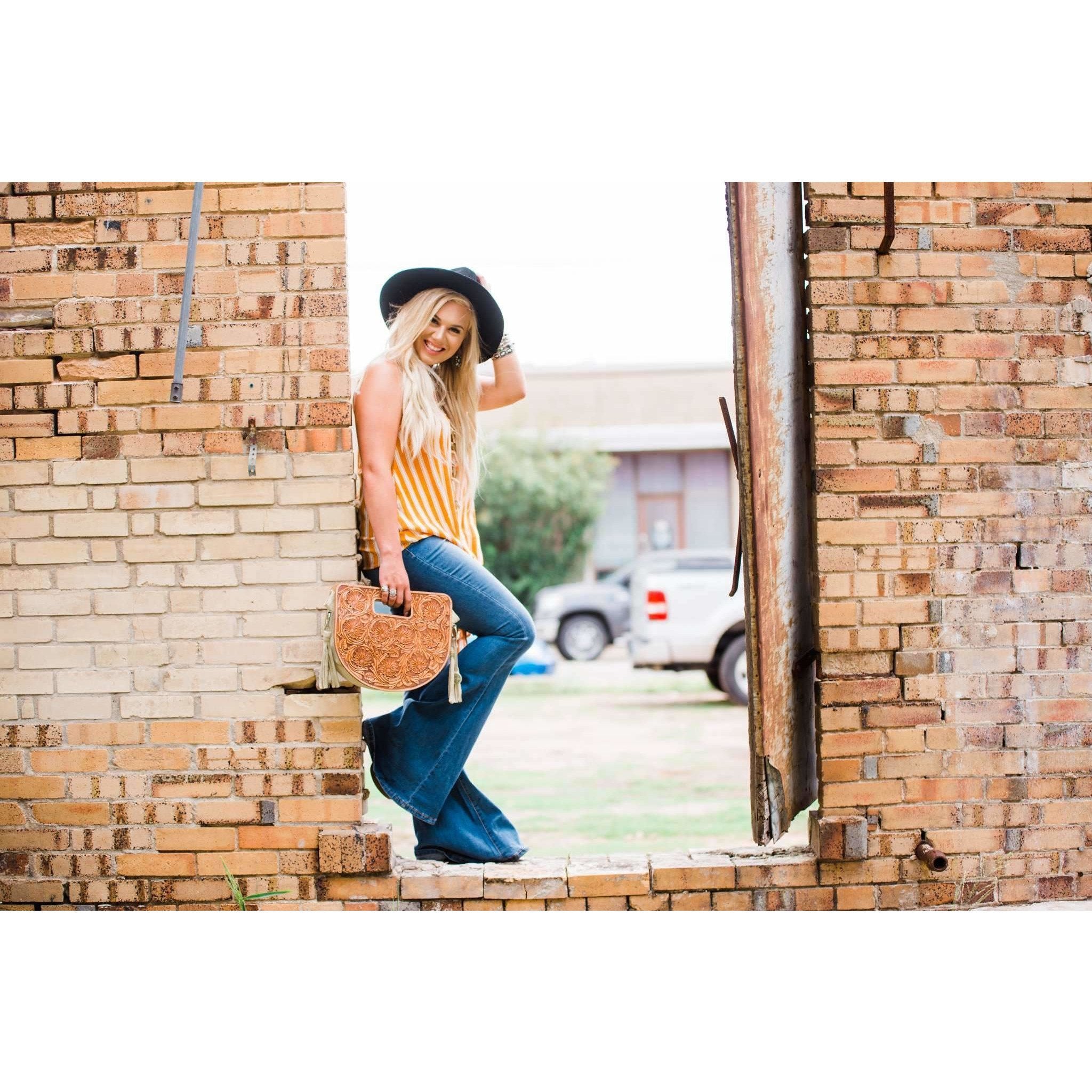 HCC01 - Daisy Tooled Half Circle Clutch - Double J Saddlery